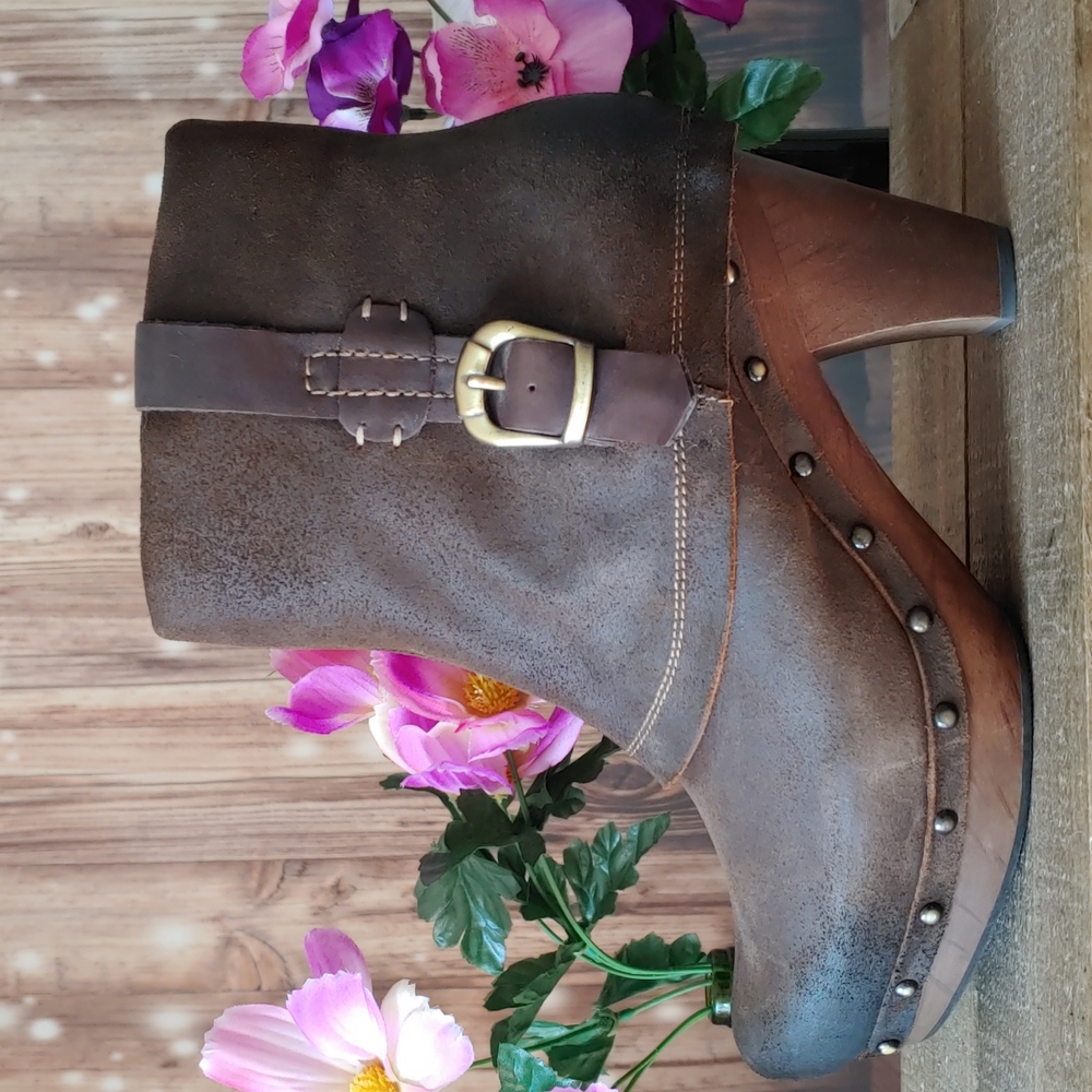 Earthies Lacarne distressed look studded boots size 9 9B